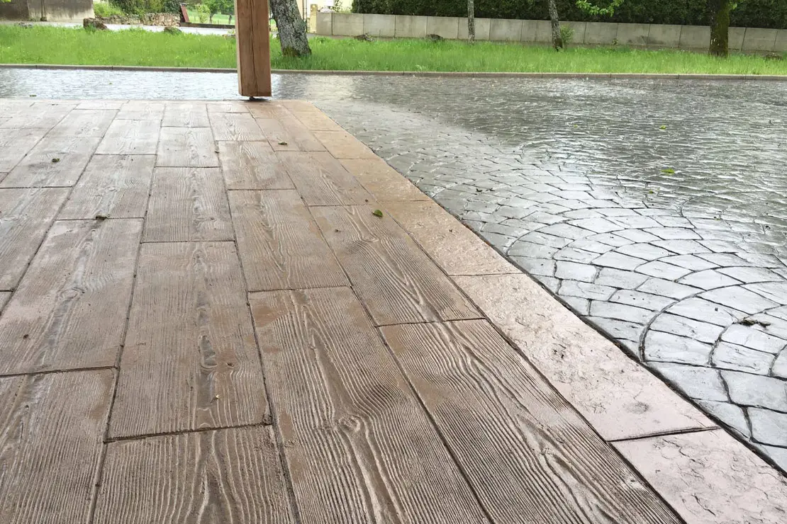 Cemento estampado con apariencia de madera en el patio trasero de una vivienda en Palencia. Cemento estampado con apariencia de madera en el patio trasero de una vivienda en Palencia.